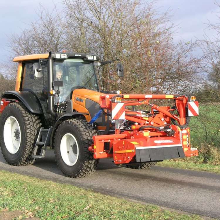 Armur með trjáklippum á dráttarvél