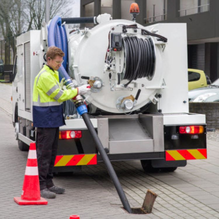 Dælubíll RioCom notaður við holræsahreinsun