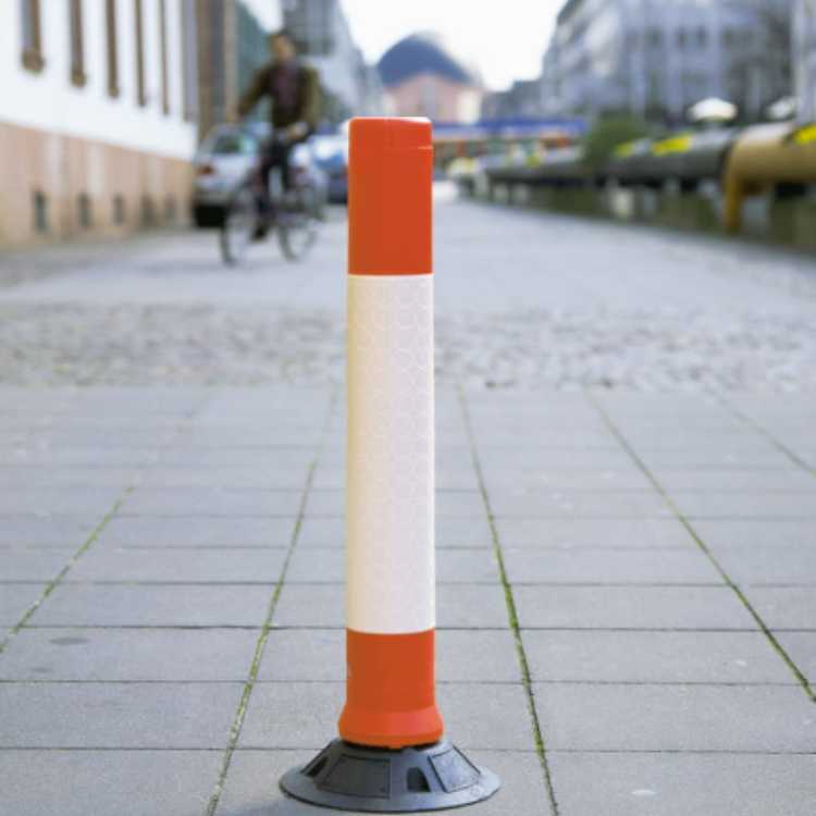 Sveigjanlegir pollar afmarka umferð frá göngustíg