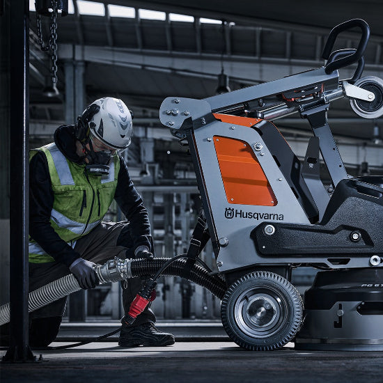 Gólfslípivél PG8 tengd við iðnaðarryksugu