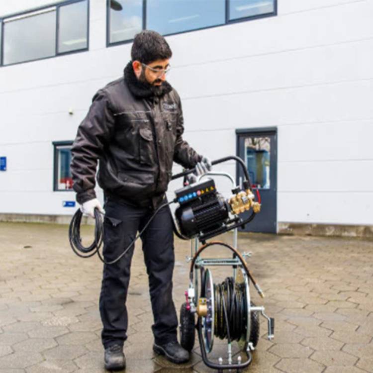 Háþrýstidæla MiniJet tekin saman eftir hreinsun