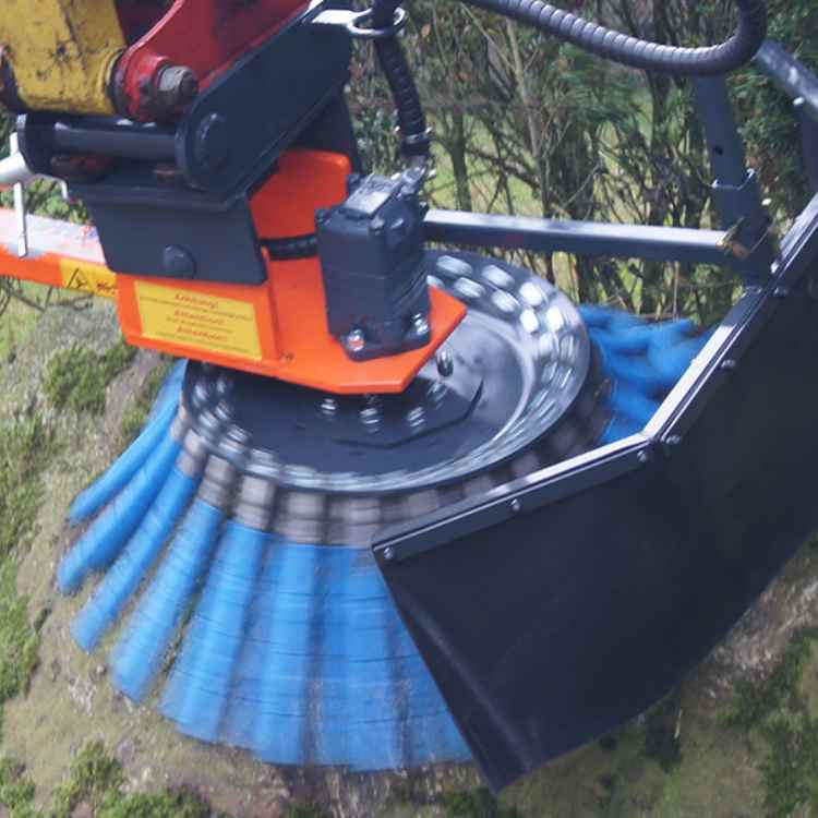Illgreisissópur WB750 hreinsar mosa af grjóti