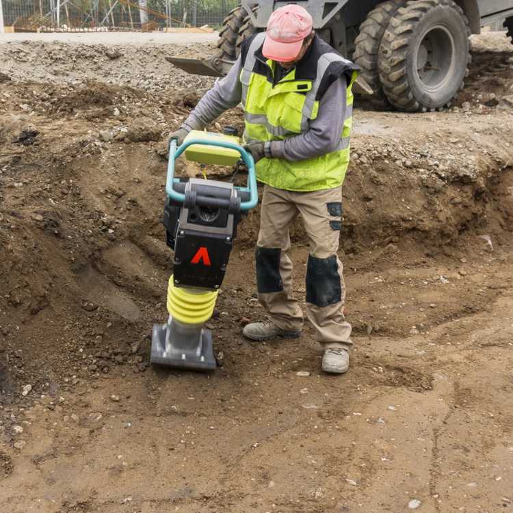 Jarðvegshoppari þjappar jarðvegi