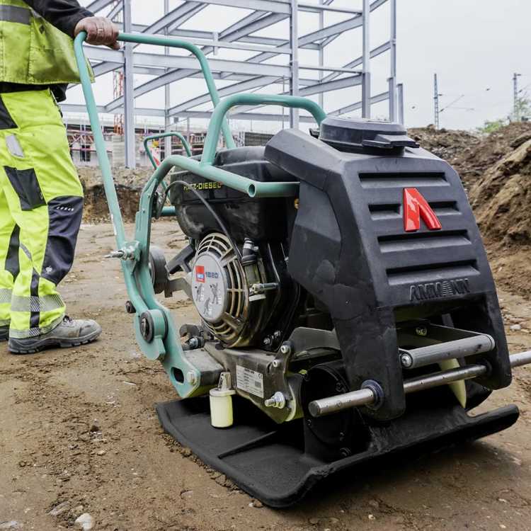 Jarðvegsþjappa APF 2050 við þjöppun á jarðvegi