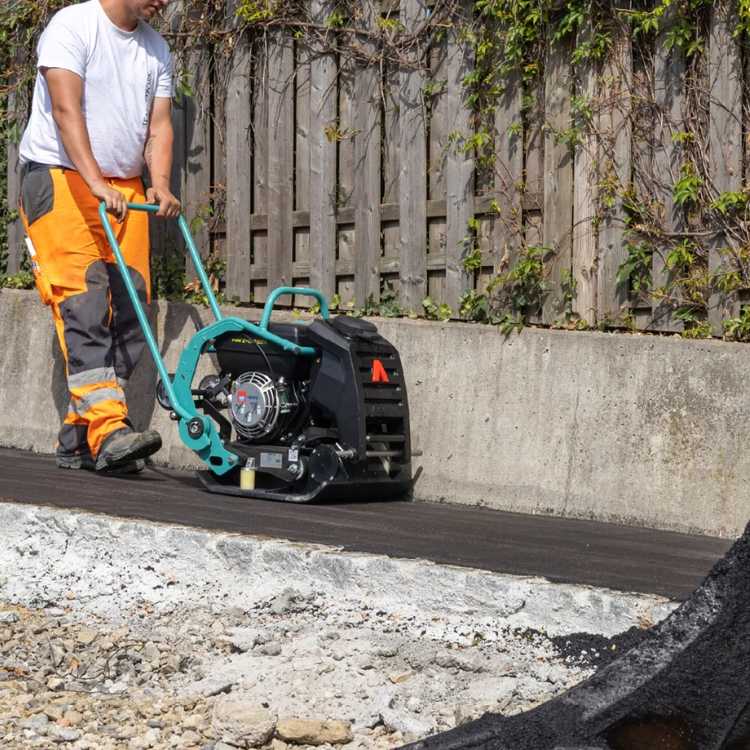 Jarðvegsþjappa APF2050 við malbikun