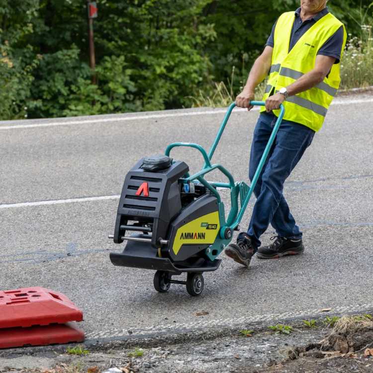 Jarðvegsþjappa og malbikunarþjappa APF 1540 á hjólum og auðveld í flutningi