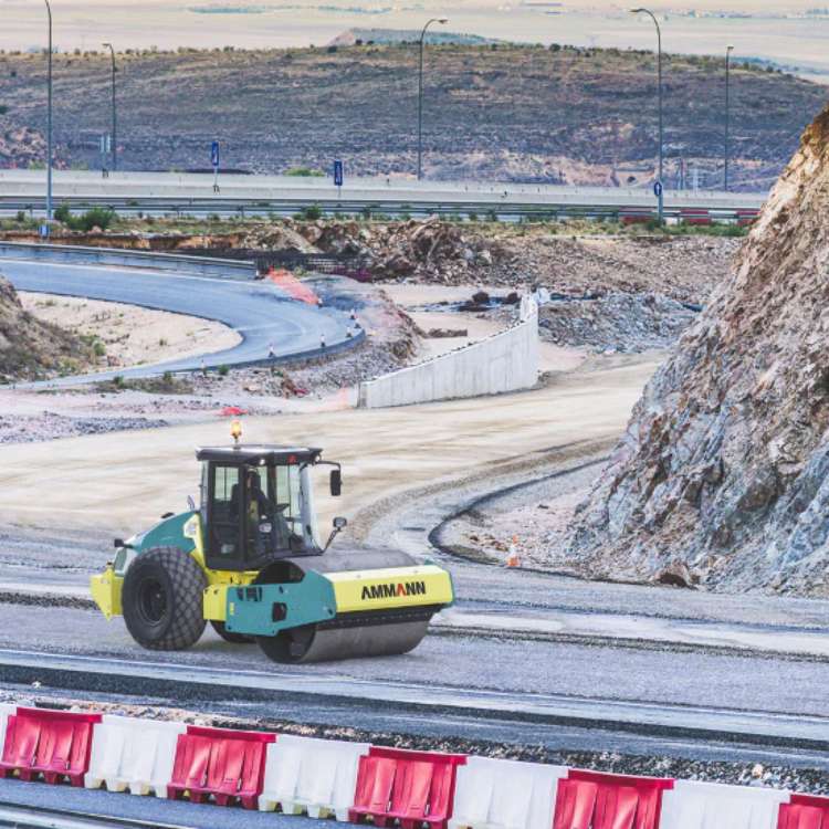 Jarðvwegsvaltari við vinnu