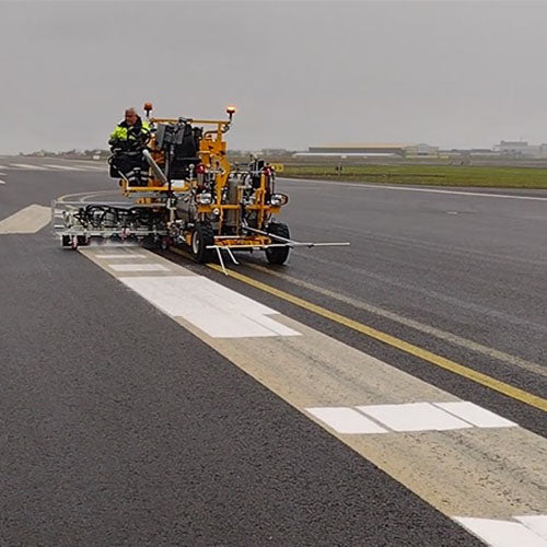 Línumerkingavél málar merkingar á flugbraut