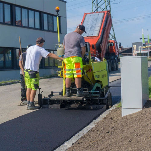 Malbikunarvél lítil við malbikun hjólastígar