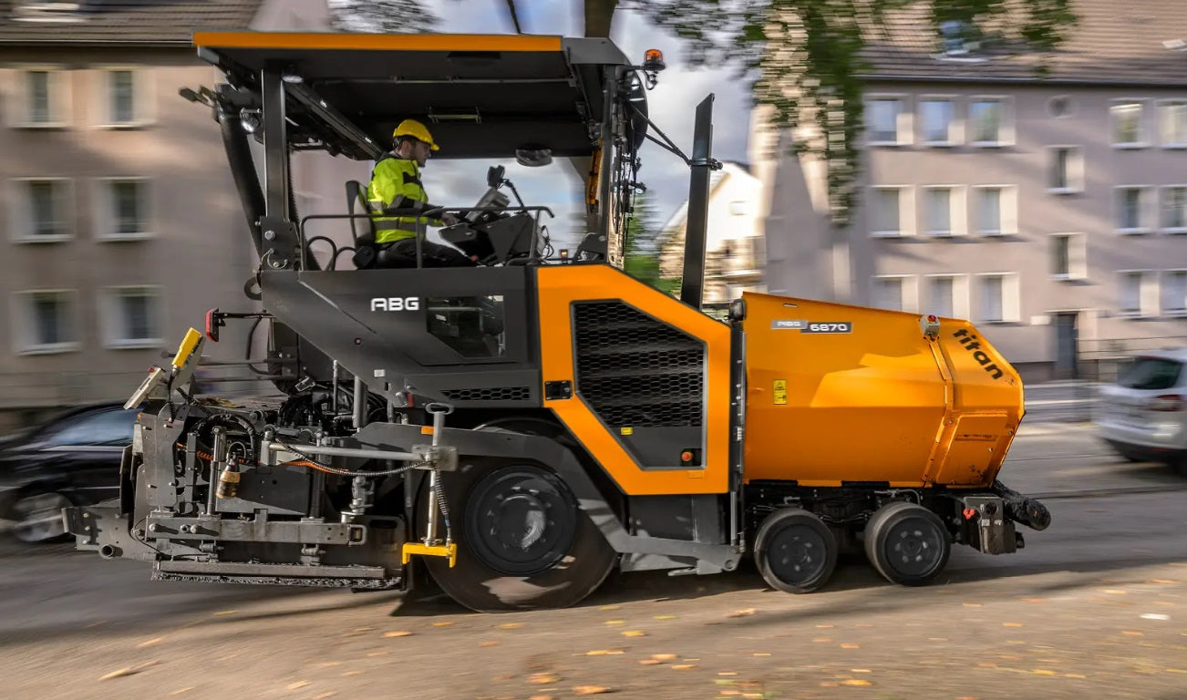 Malbikunarvél ABG6870 á hjólum við malbikun