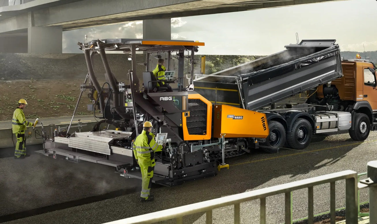 Malbikað með Malbikunarvél ABG6820 með beltum