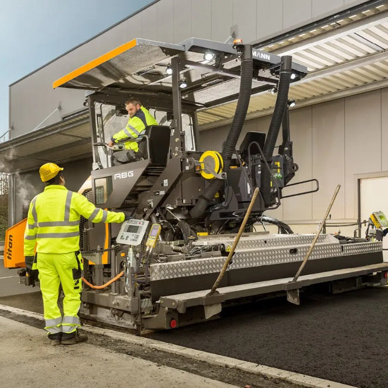 Menn með góð samskipti við malbikun með malbikunarvél ABG7820