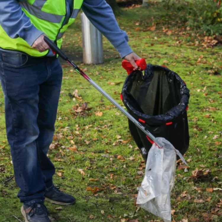 Ruslatína plokkar rusl í poka með pokahaldara