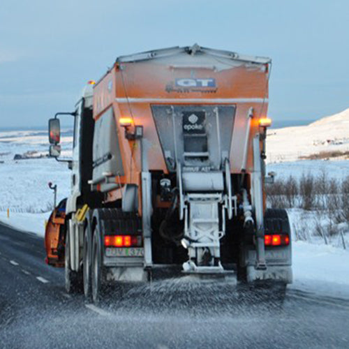 Saltdreifari Sirius AST3800 á vörubíl að dreifa salti og hálkuverja íslenskan veg