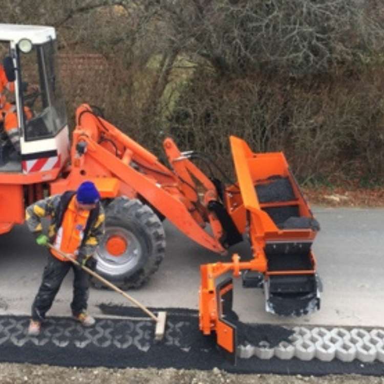 Sandari eða efnadreifari við vinnslu á vegöxlum
