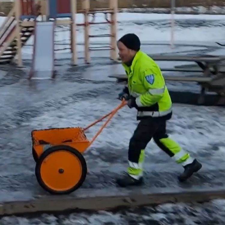 Sanddreifari lítill sem ýtt er á undan sér