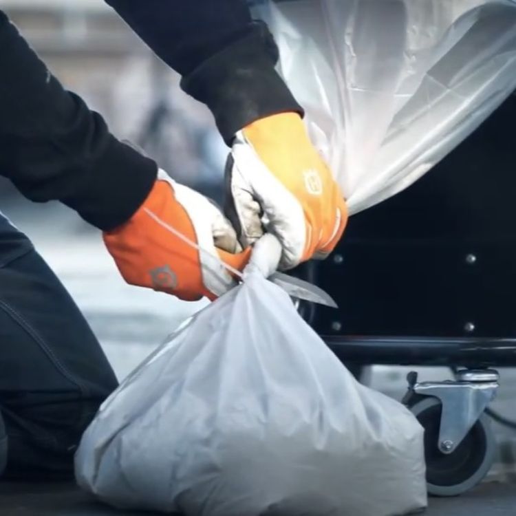 Skipt um slöngupoka á iðnaðarryksugu