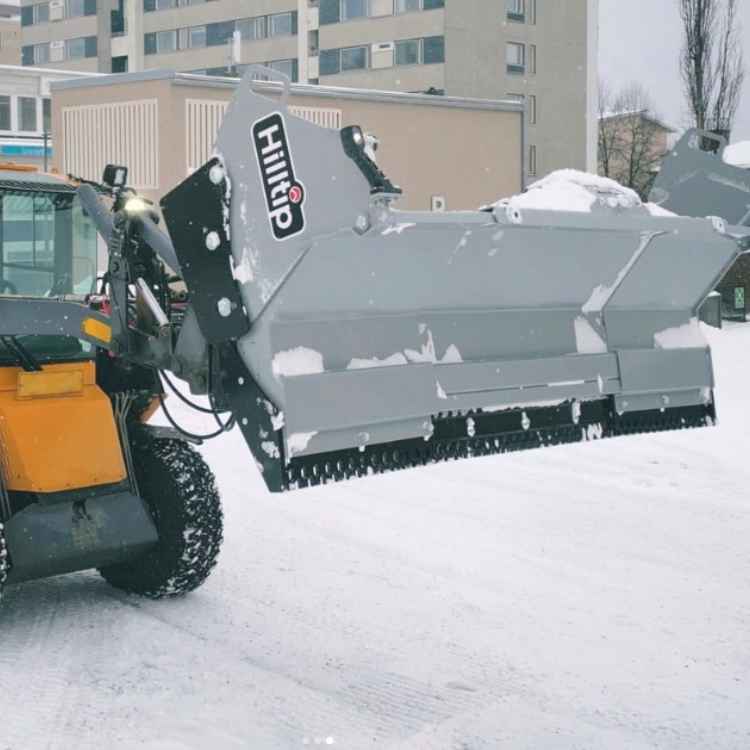 Breikkanleg snjótönn notuð á dráttarvél