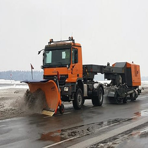 Snjótönn frá Riko við snjómokstur á flugvelli