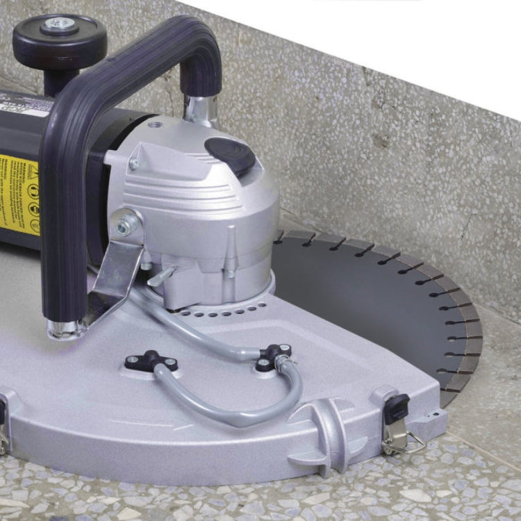 Sagað í kverk með steinsög C16