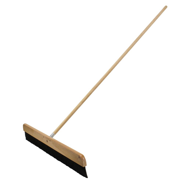 Steypukústur með tréskafti