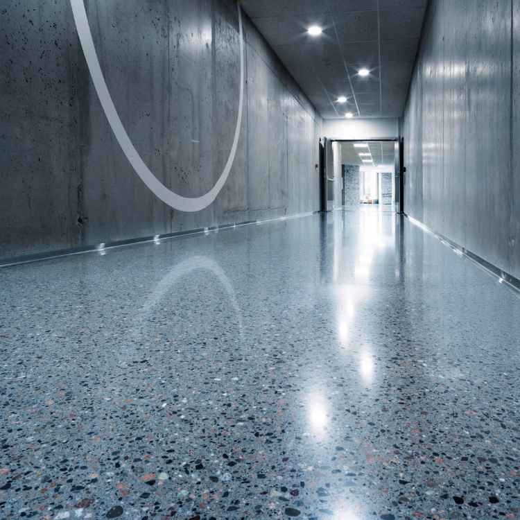 Þéttiefni  PREMIUM GUARD WB borið á gólf