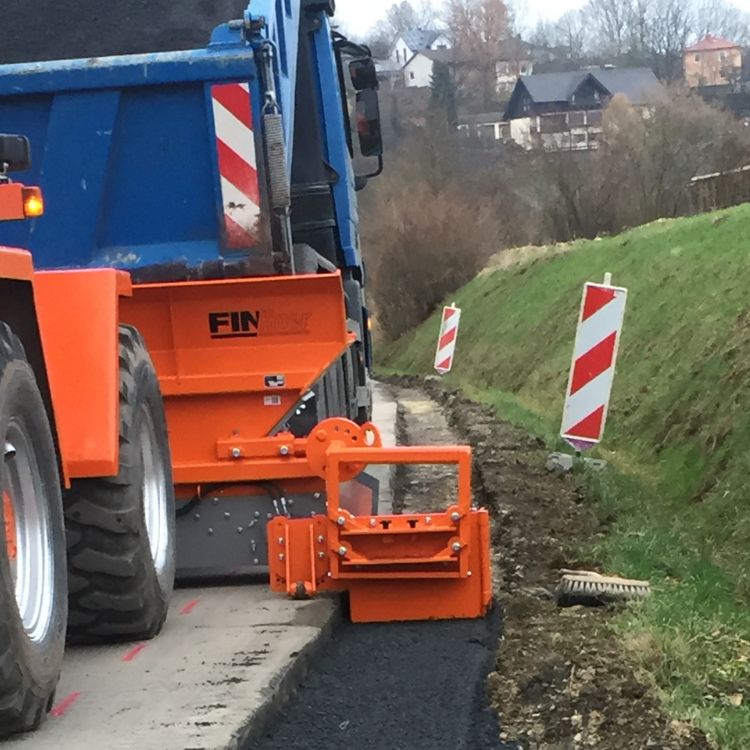 Vegaxladreifari lagar axlir á vegi