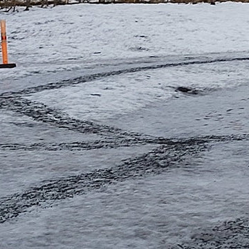 Svona hefur sandi verið dreift á leikskólalóð með litlum sanddreifara