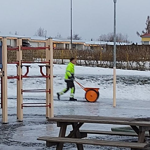 Saltdreifari lítill epomini5 drefir sandi á leikskólalóð
