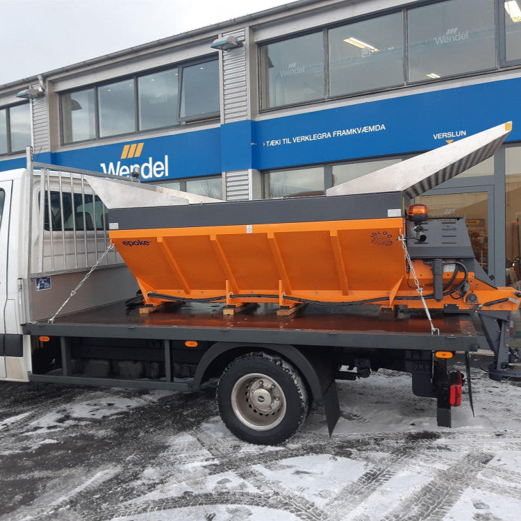 Saltdreifari Epoke Igloo settur á bíl á lítinn vörubíl á Íslandi