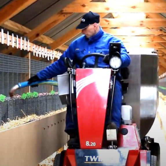 Fóðurvél Farmer700 gefur fóður í minkabúi