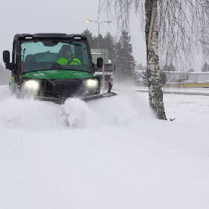 Fjölplógur UTV mokar mikinn snjó