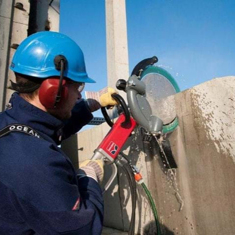 Hringsög HRS400 frá Hycon sagar í steinsteyptan vegg