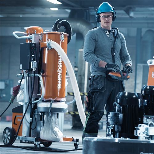 Iðnaðarryksuga HTCD80 frá Husqvarna tengd við gólfslípivél