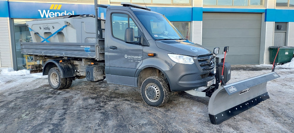 Snjótönn á pallbíl á Íslandi tilbúin til snjóruðnings