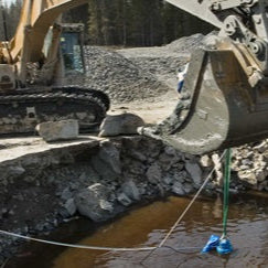 Vatnsdæla og brunndæla J15 frá Sulzer dælir vatni úr djúpum polli