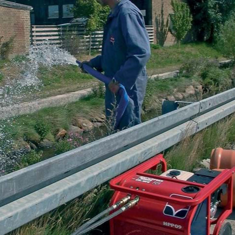 Vatnsdæla tengd við glussadælu og dælir vatni