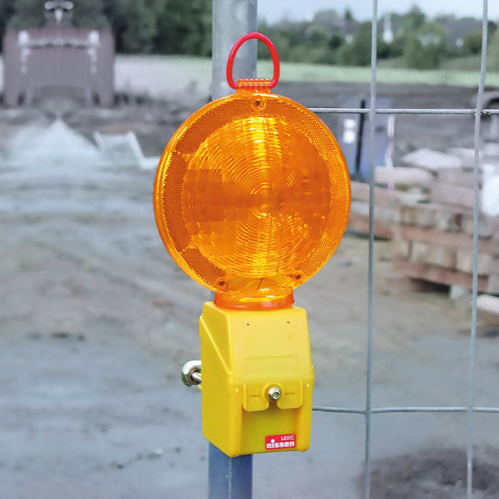 Blikkljós MonoLight LED fest á öryggisgirðingu