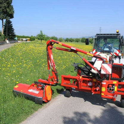 Armur með sláttuvél að slá gras við vegbrún