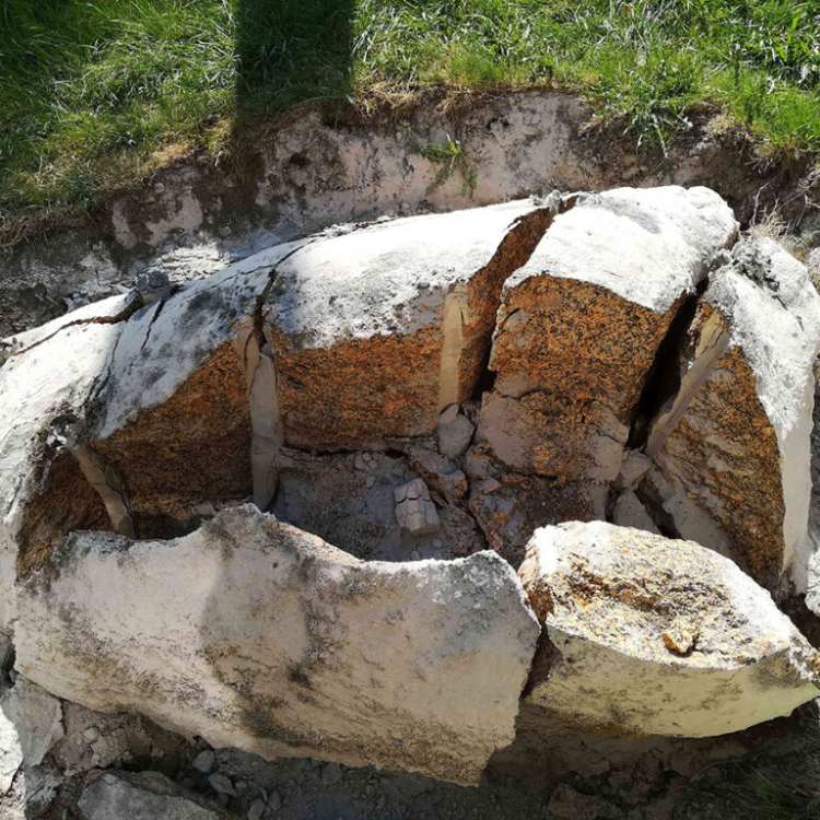 Stórgrýti bortið með Betonamit hægvirku sprengiefni