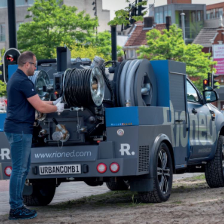 Dælubíll UrbanCombi notaður við holræsahreinsun