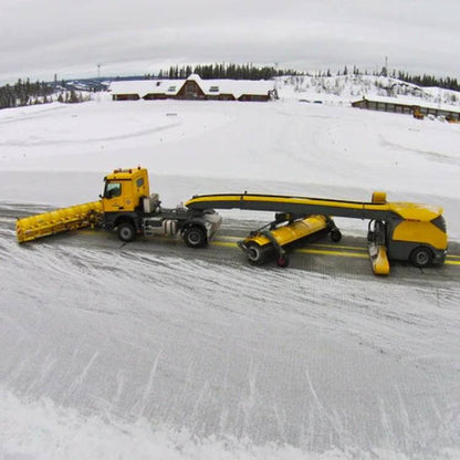 Flugbrautasópur notaður við að hreinsa flugbraut