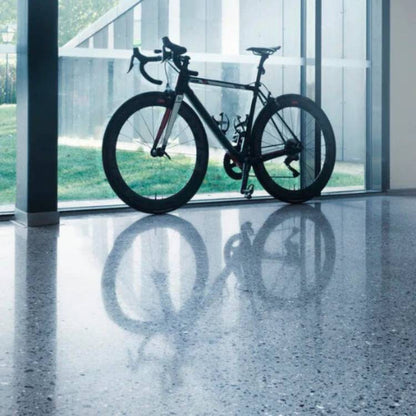 Réttur gljái á steingólfi mældur með gljámæli