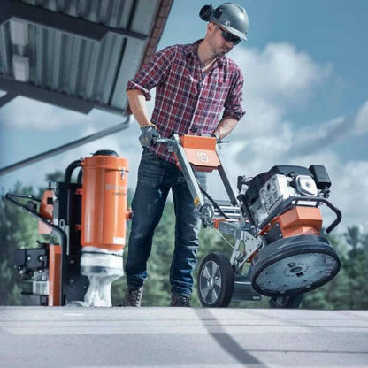 Unnið með gólfslípivél PG400 frá Husqvarna