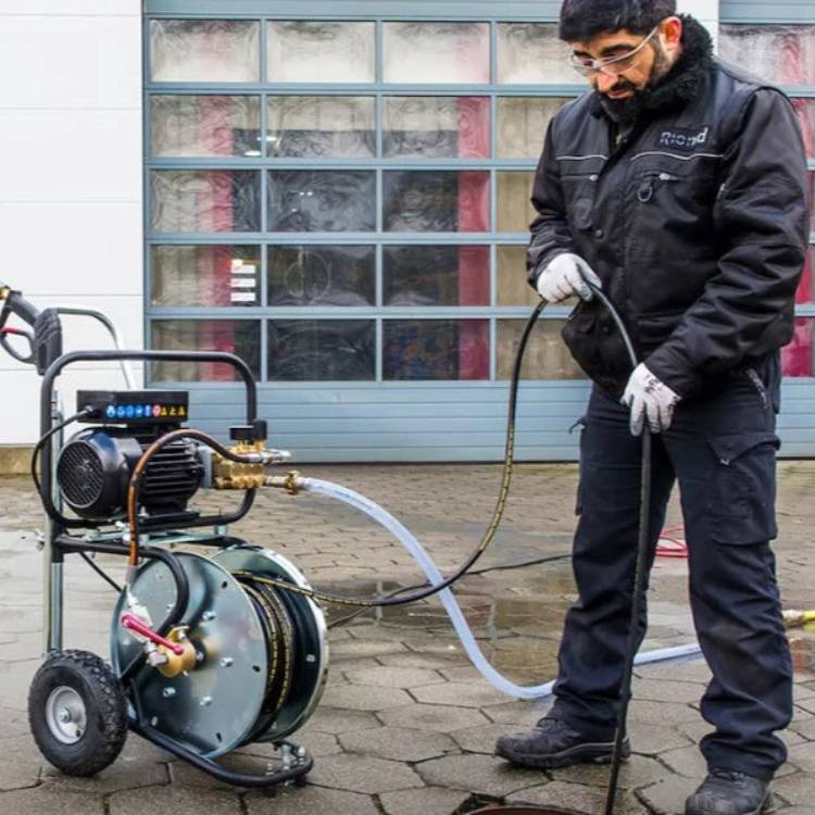 Unnið með háþrýstidælu MiniJet