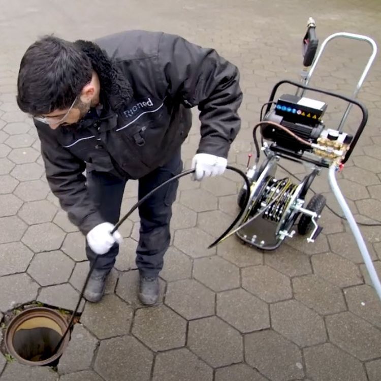 Háþrýstidæla MiniJet notuð við holræsahreinsun