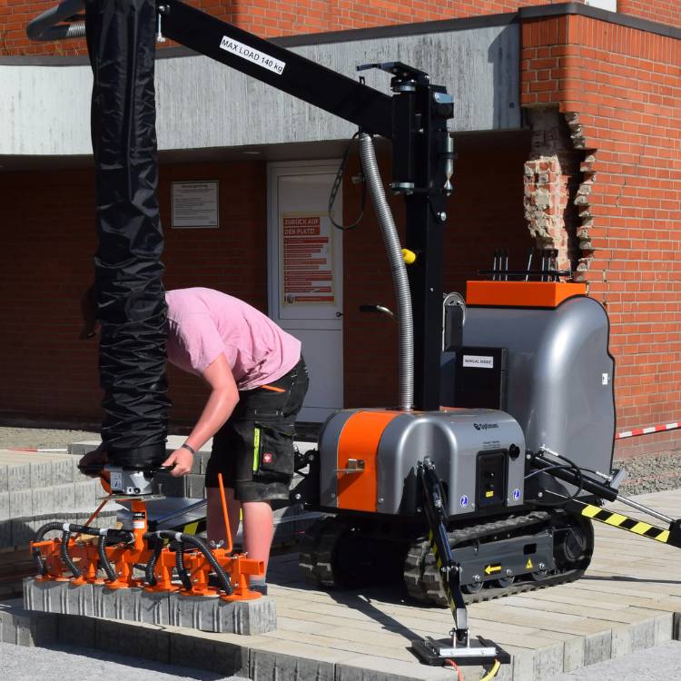 Einn maður vinnur með hellulagningavél