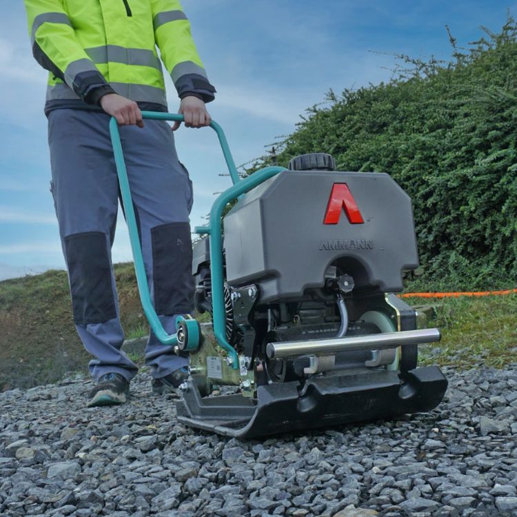 Jarðvegsþjappa þjappar möl