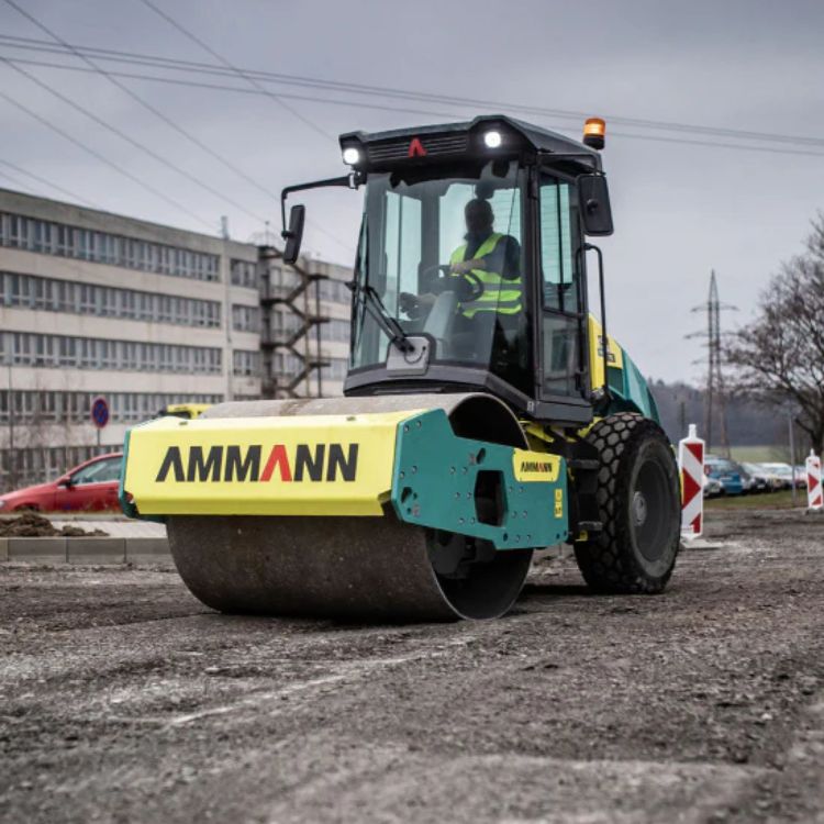 Jarðvegsvaltari ARS70 við völtun á jarðvegi