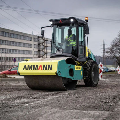 Jarðvegsvaltari ARS70 við völtun á jarðvegi